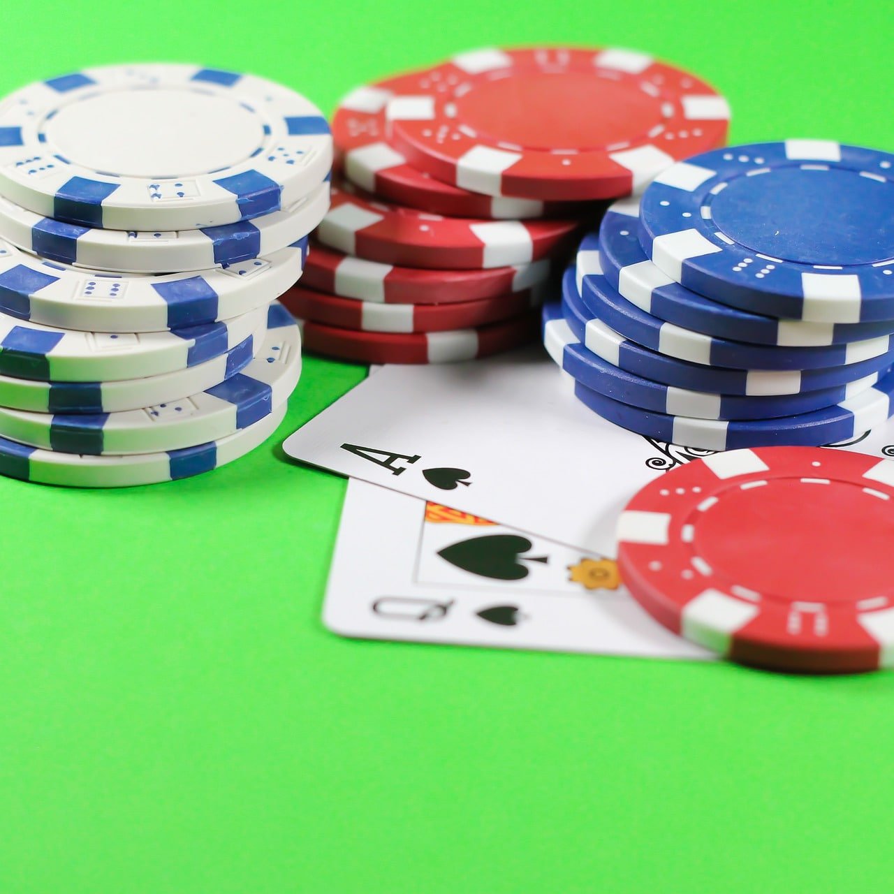 Studio live dealer Hot Pot di sedayu slot dengan kamera multi-sudut menampilkan dealer profesional dan kartu permainan